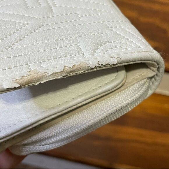 Playboy Quilted Stitched Logo Letters Wallet White With Silver Hardware Detail - Picture 15 of 15